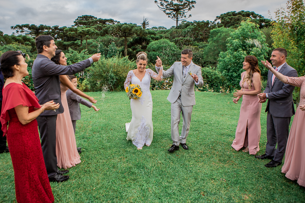Lá vem eles no corredor dos padrinhos e muito arroz