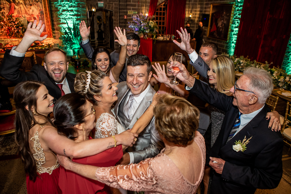 felicidade é um momento de vida que vale por si só