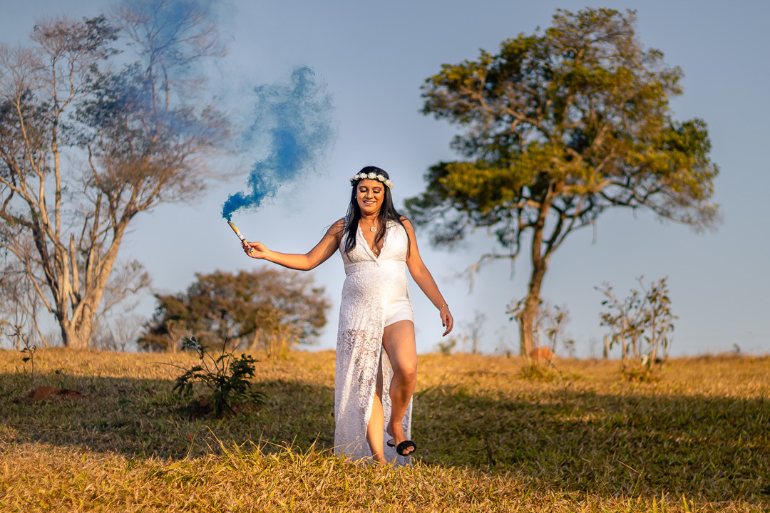 Heloisa Andando com fumaça azul nas mãos, foto realizada pelo fotografo Anderson Rezende