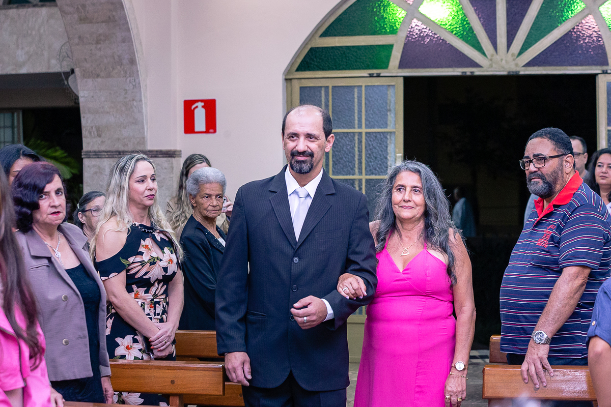 NOIVO ENTRANDO COM SUA MÃE NA IGREJA