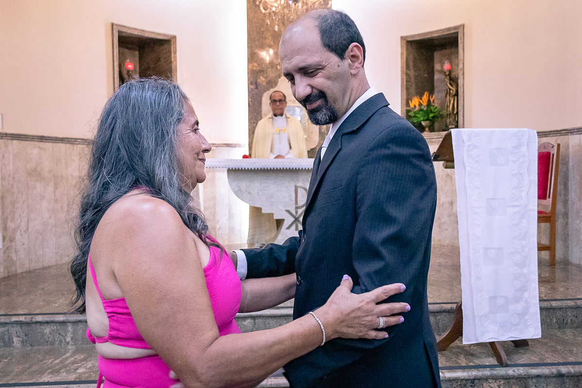 NOIVO ABRAÇANDO A MÃE OLHANDO EM SEU OLHA