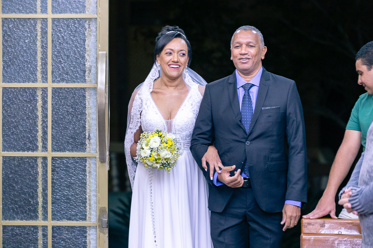 NOIVA DE BRAÇOS DADOS COM SEU IRMÃO NA PORTA DA IGREJA