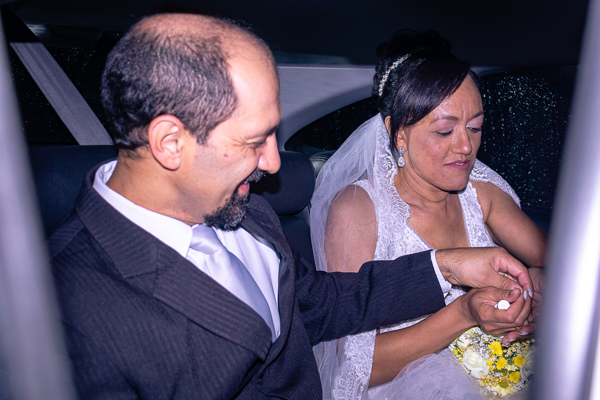 NOIVOS DENTRO DO CARRO SAINDO DA IGREJA