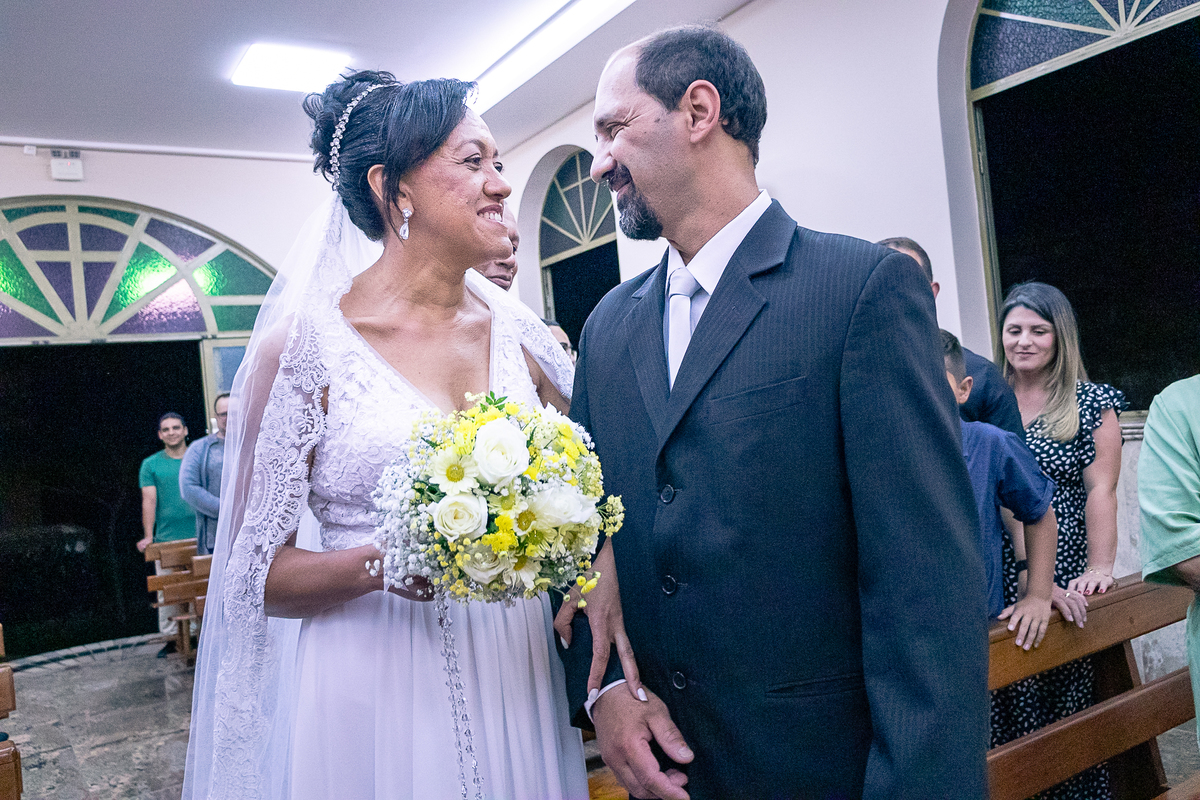 NOIVOS SE OLHANDO NO MEIO DA IGREJA