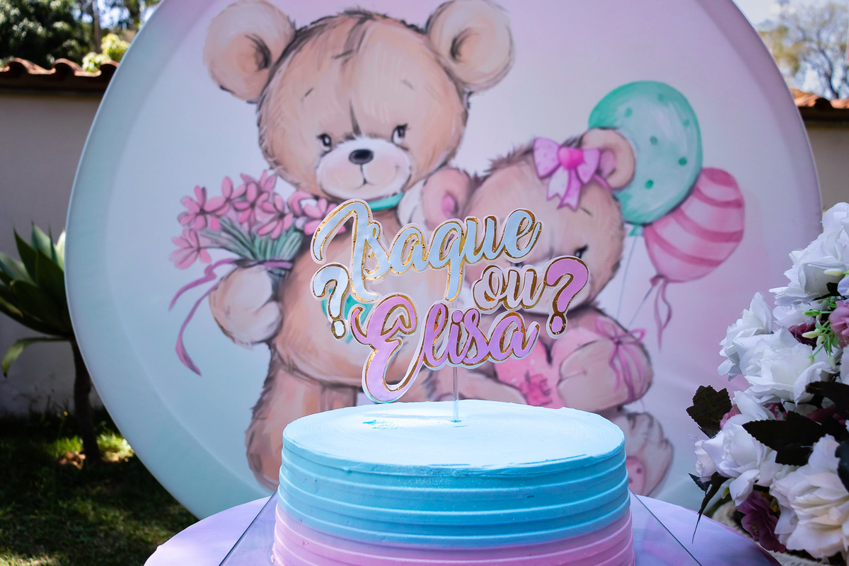 Painel com bolo Isaque ou Elisa?