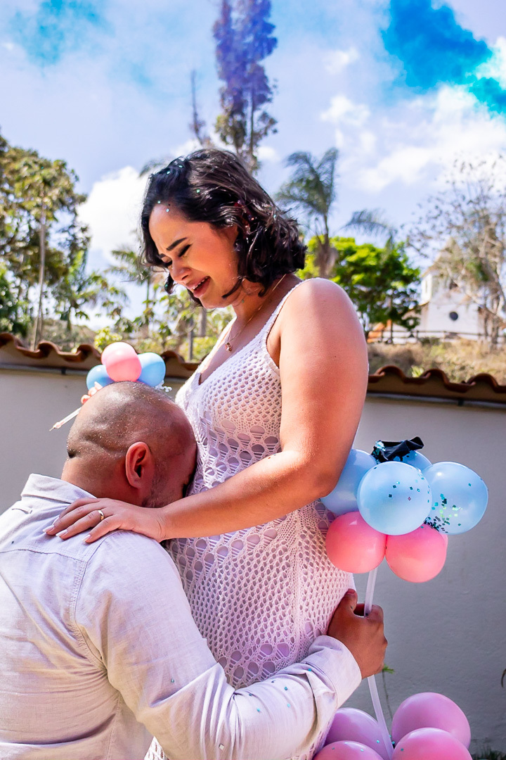 Pai abração a barriga da gestante