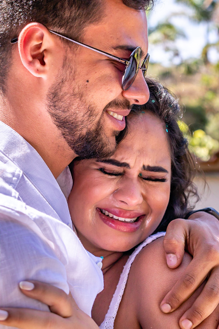 Gestante chorando abraçada com seu Irmão