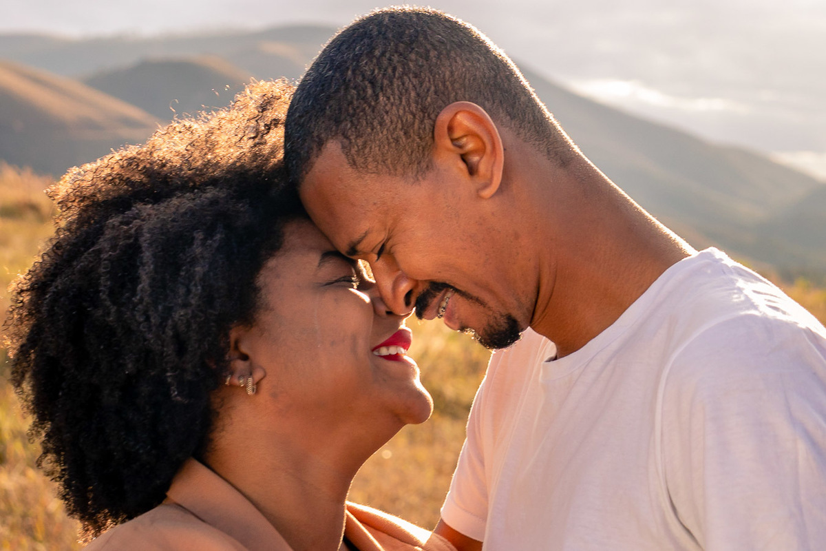 Casal se abraçando sorrindo