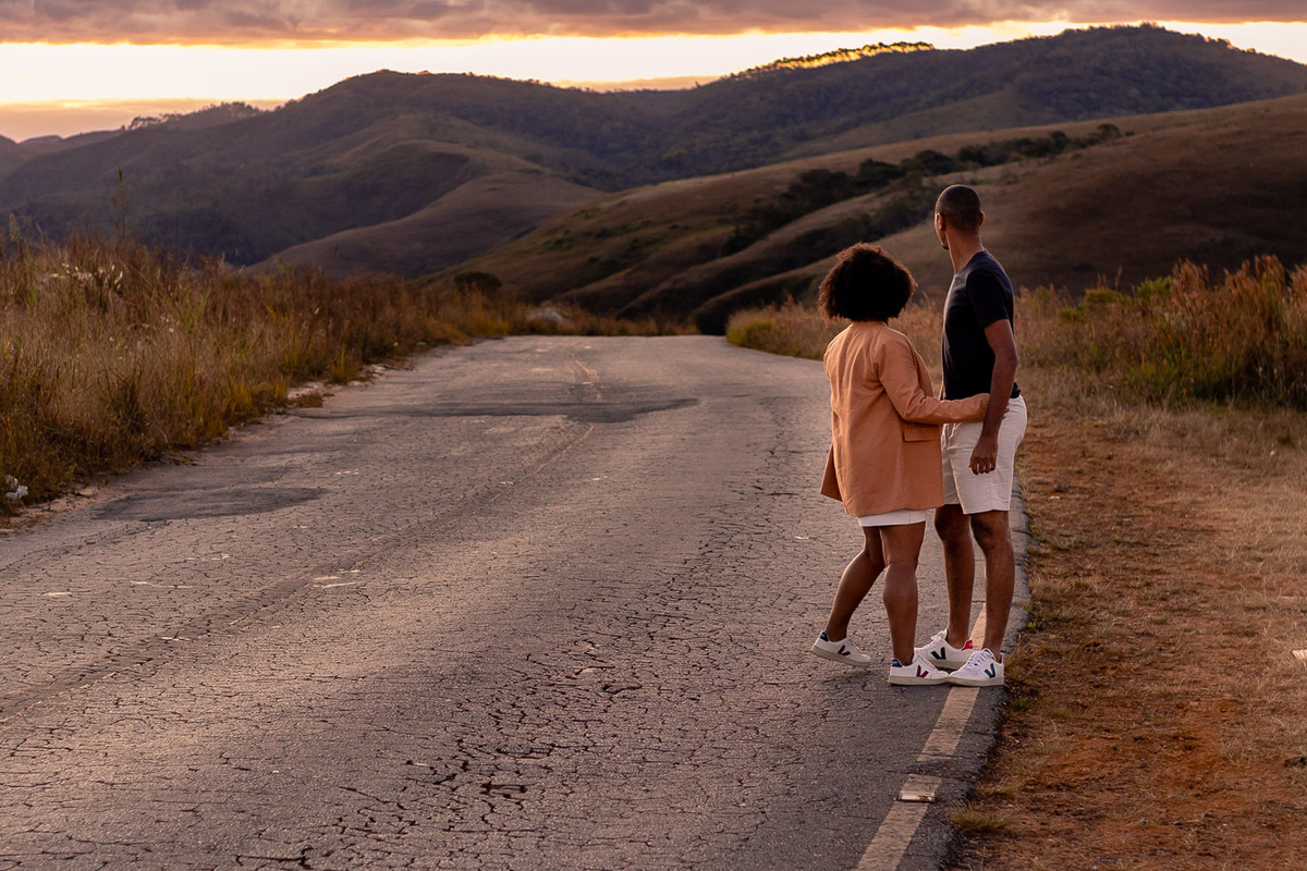Casal na beira da estrada olhando para o Horizonte