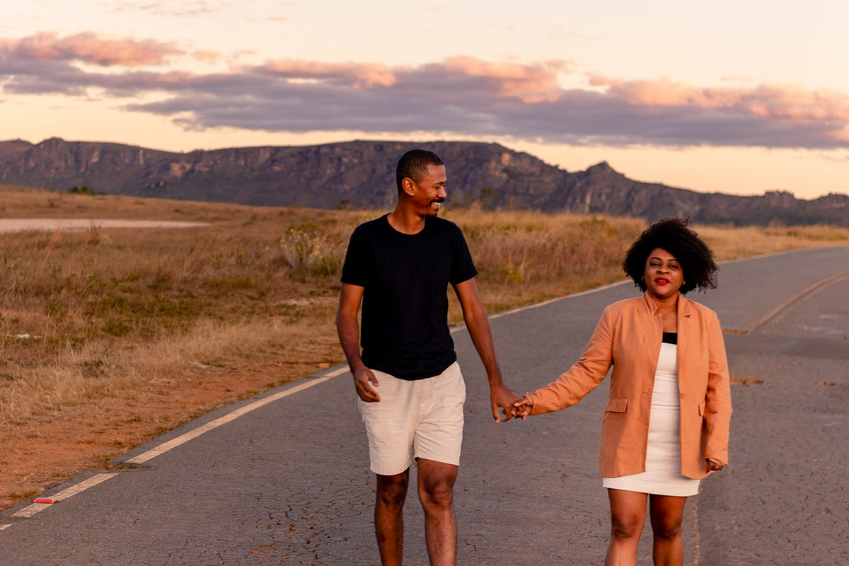 Casal caminhando na estrada.