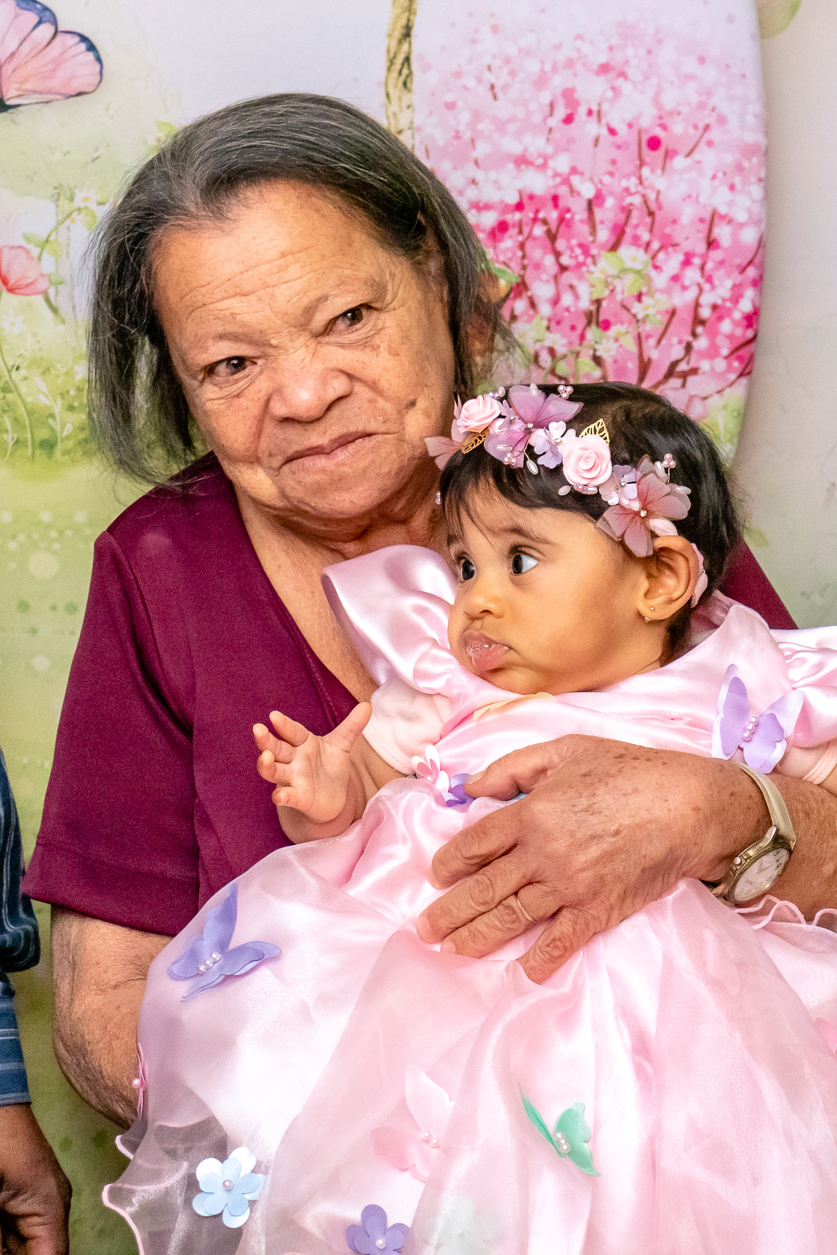 Vovó segurando sua neta Sophia no  colo