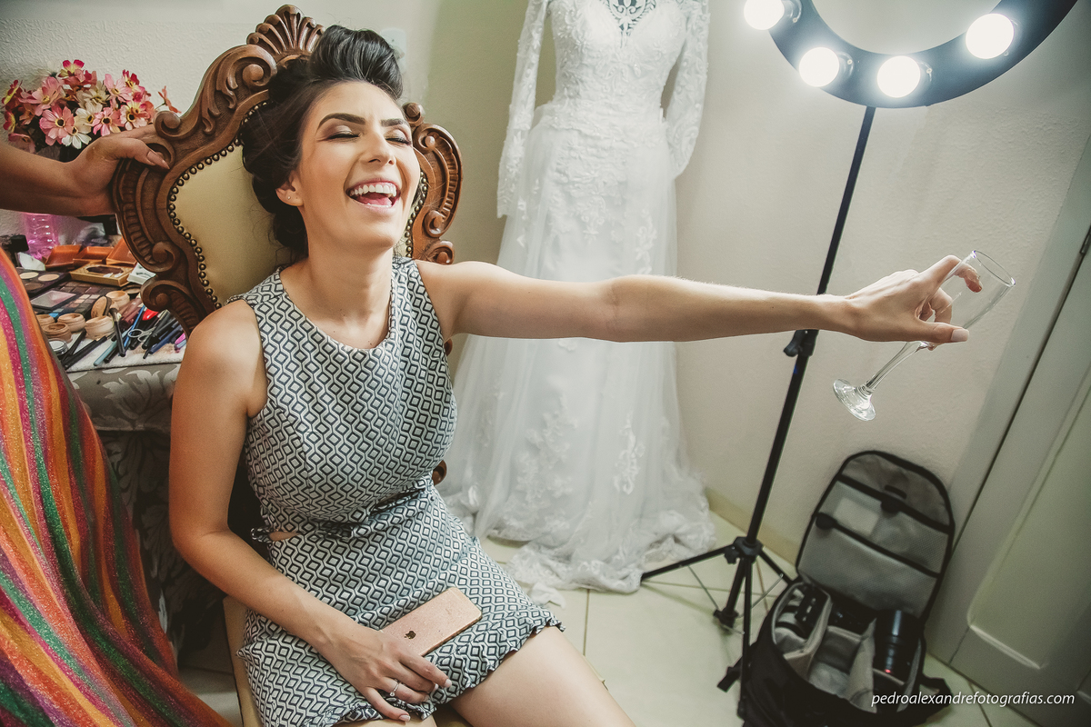 noiva animada no dia do casamento