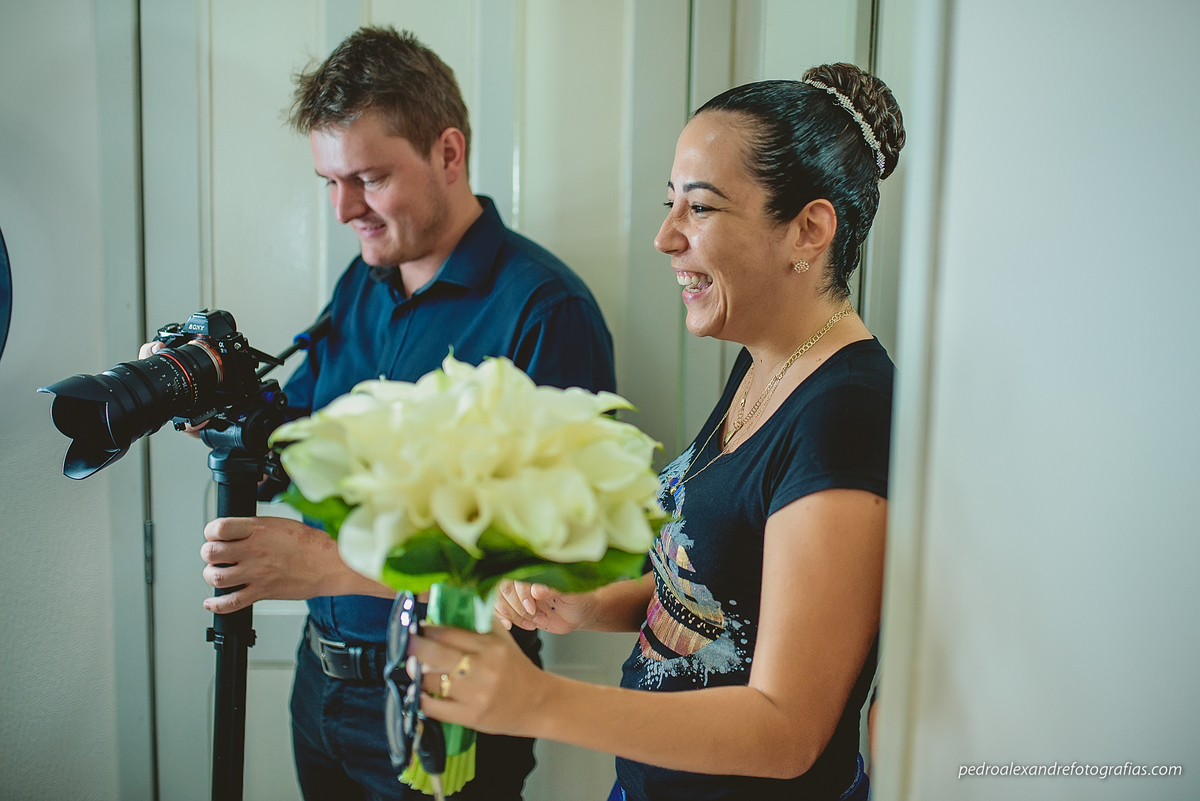 cerimonialista levando o bouquet