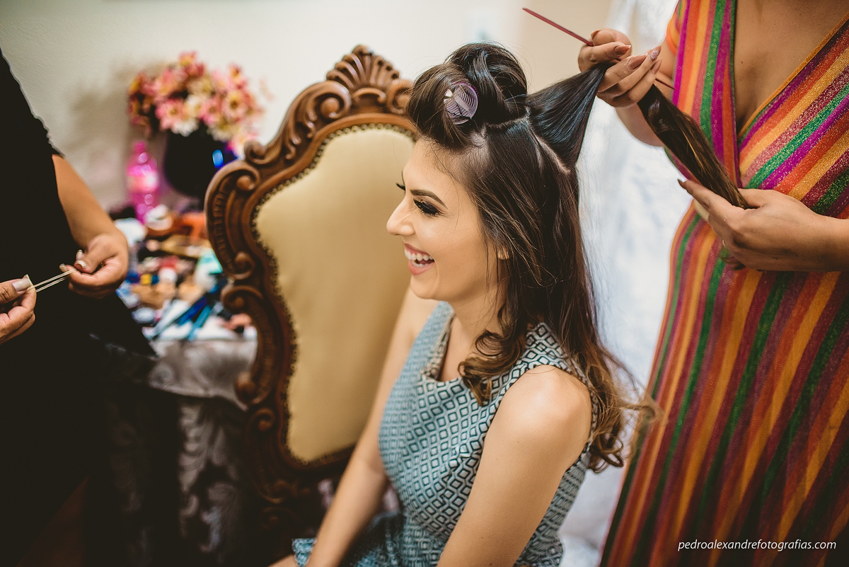 arrumando o cabelo da noiva