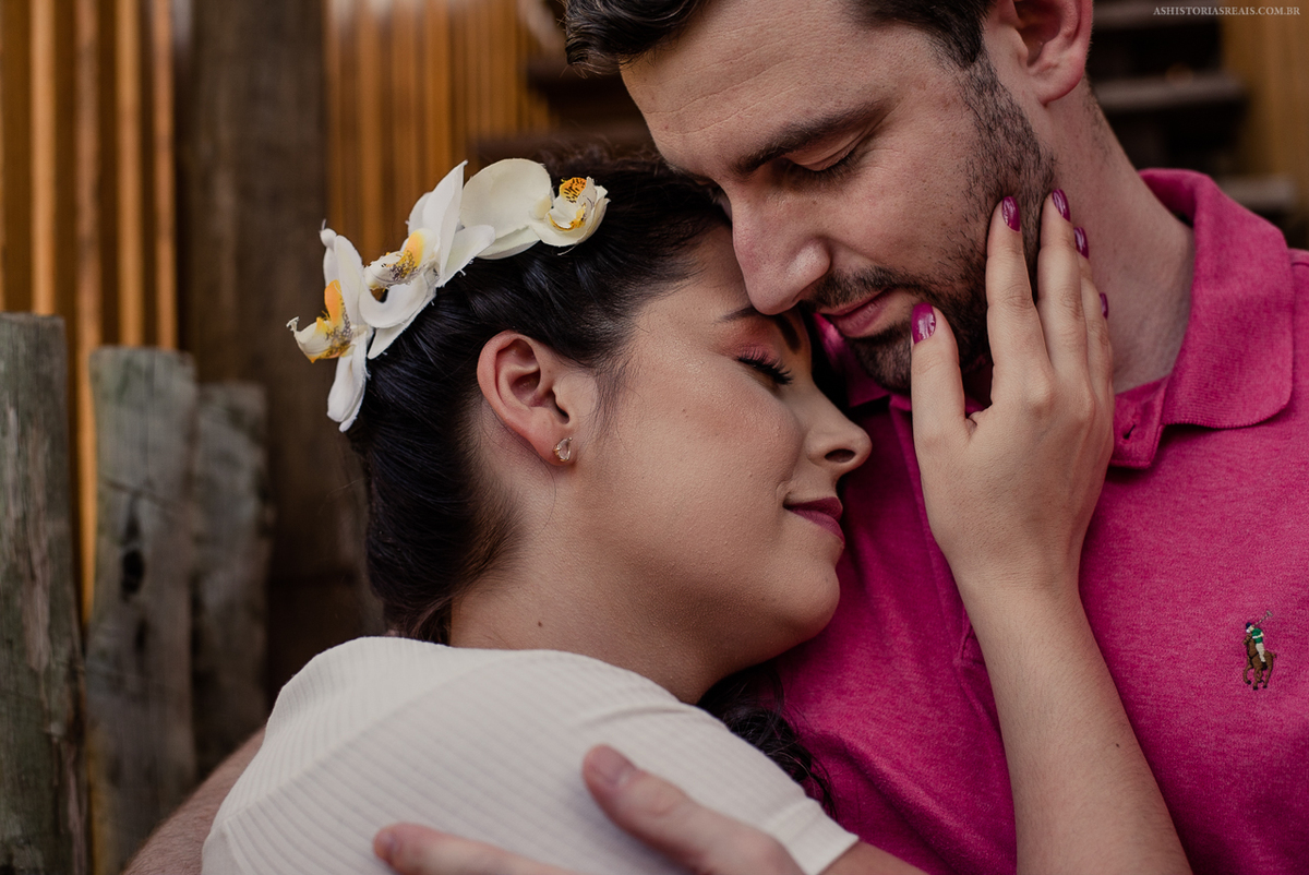 Noiva com arranjo de flor branco no cabelo.