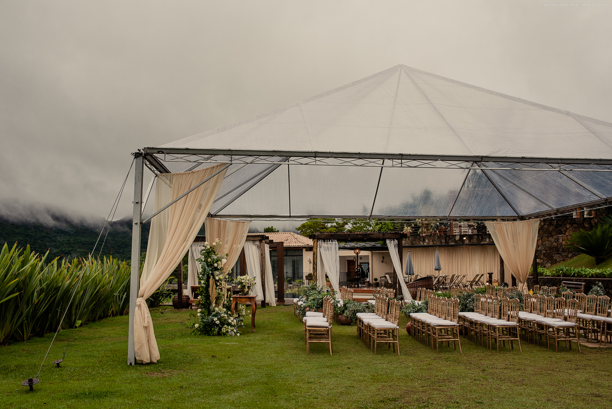 Casamento na serra com tempo nublado e muita neblina em Tiradentes Minas Gerais.