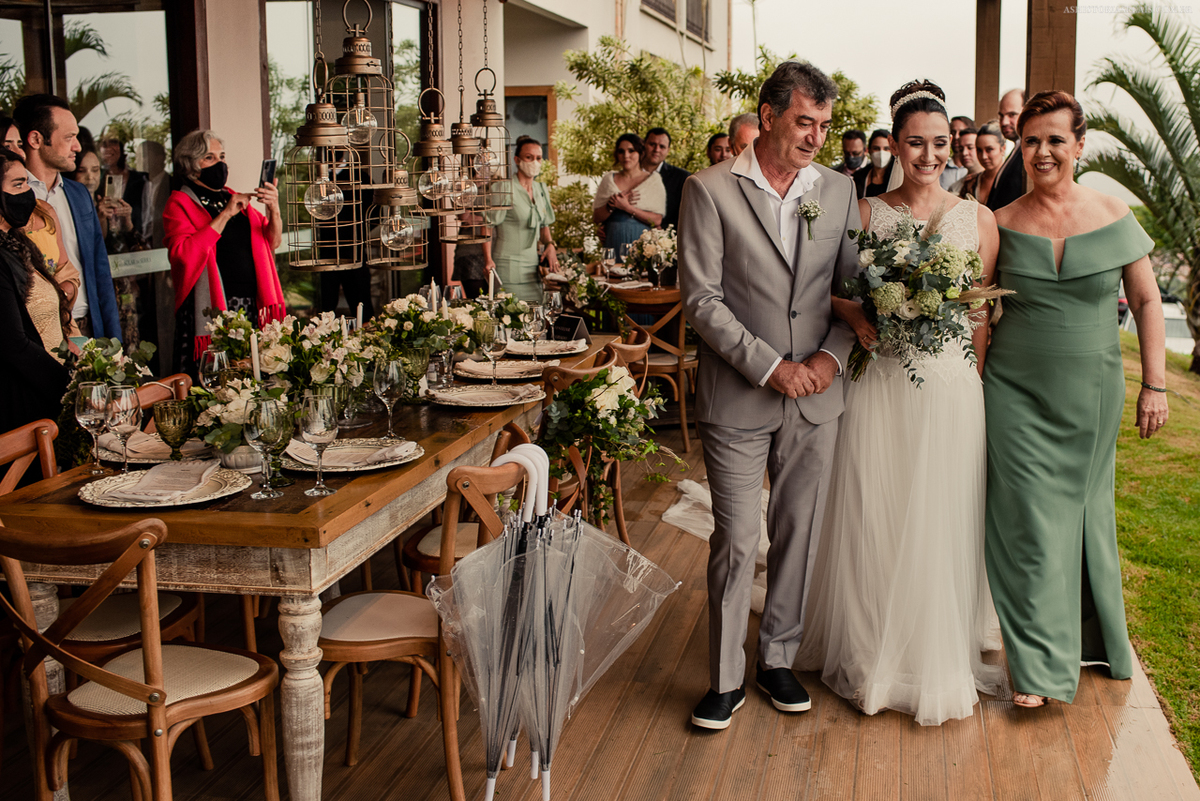 Decoração e entrada da noiva de casamento na pousada Solar da Serra.