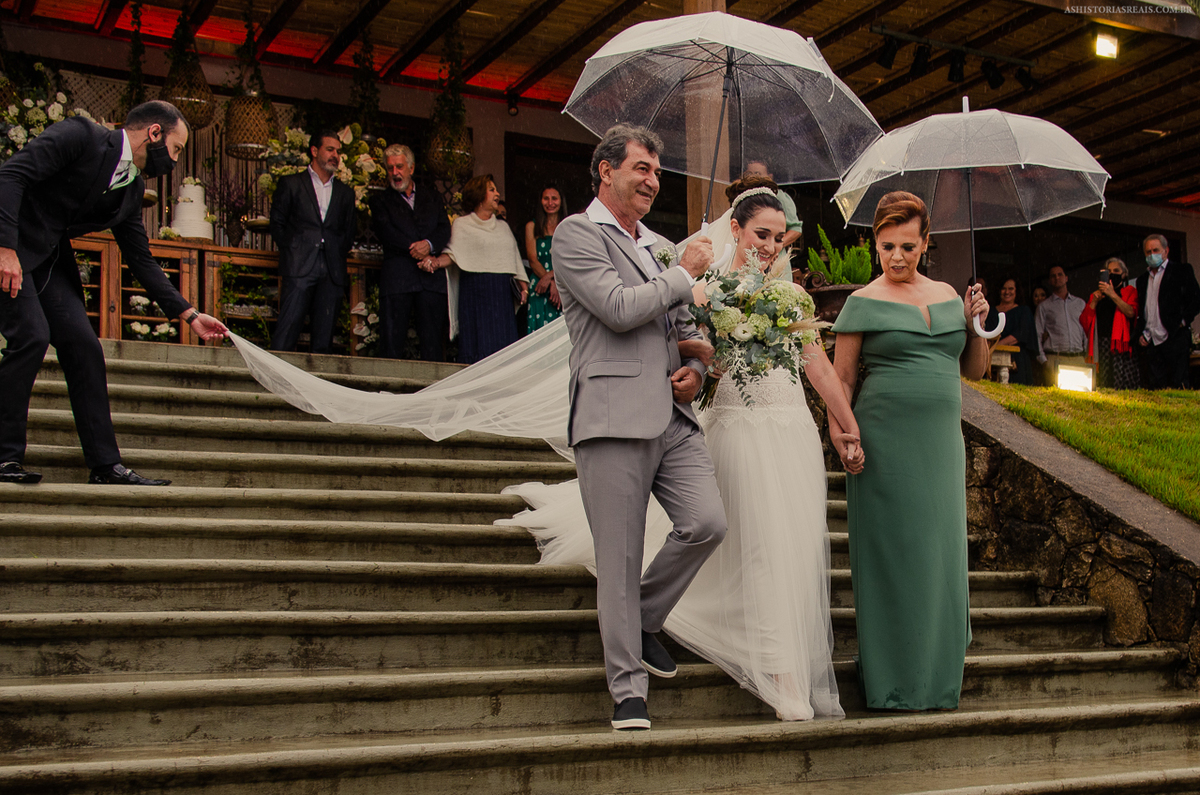 Entrada da noiva com chuva.