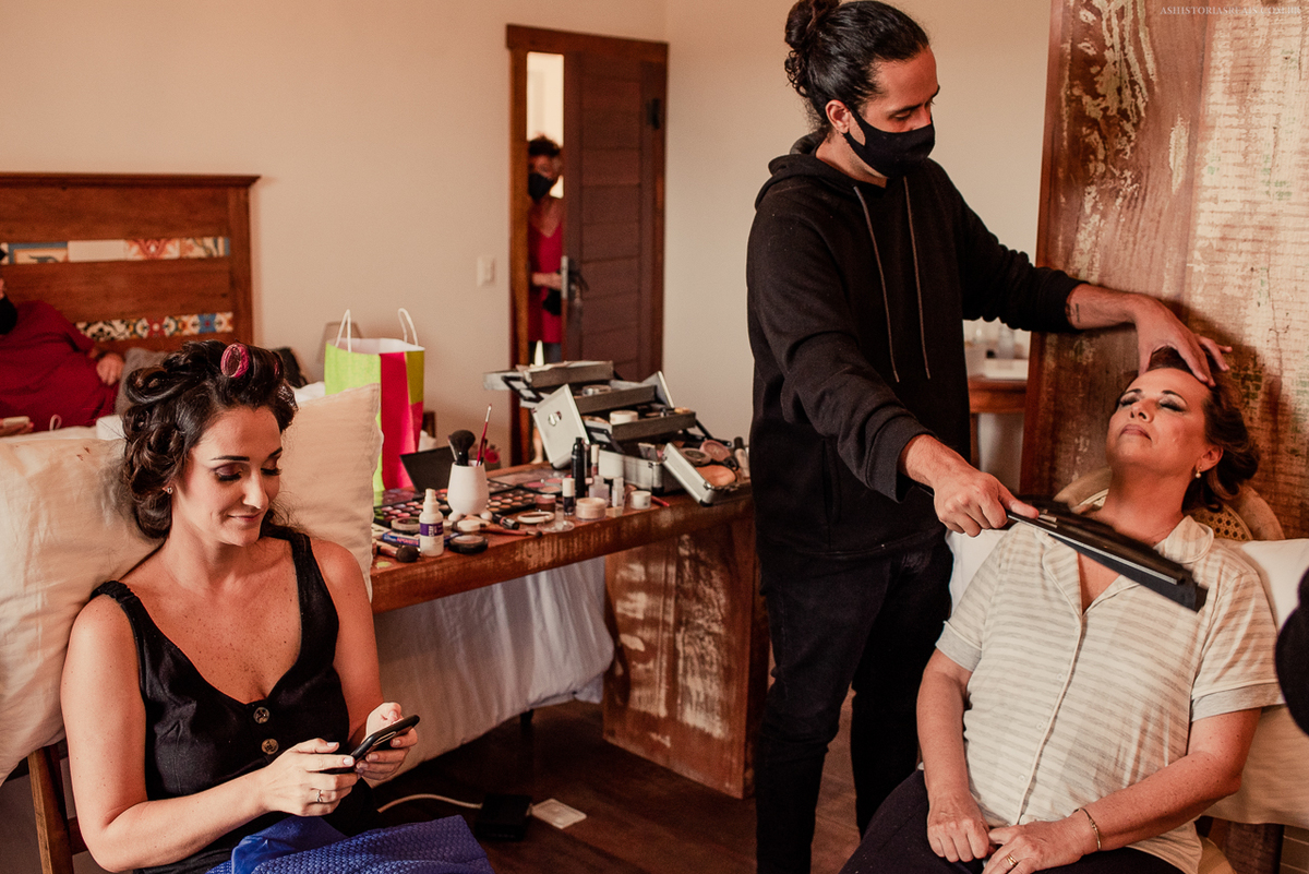 Noivas se arrumando na pousada Solar da Serra em Tiradentes.