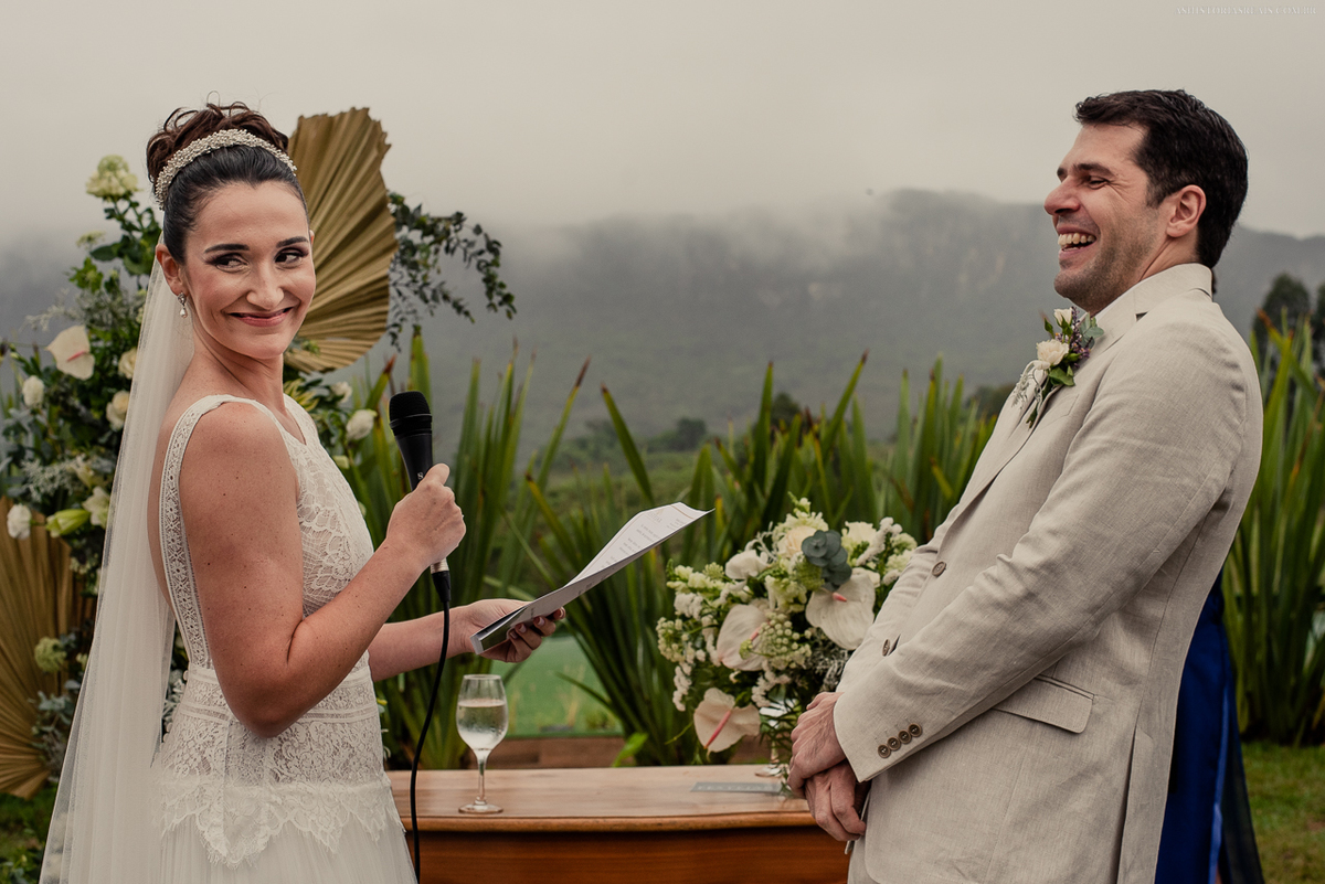 Casamento com chuva e neblina.