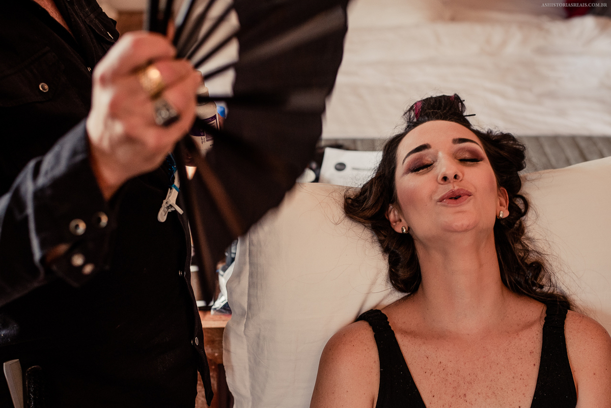 Gil Marciano arrumando noivas em Tiradentes.