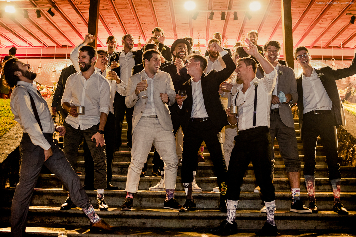 Foto descontraída criativa engraçada dos padrinhos de casamento.