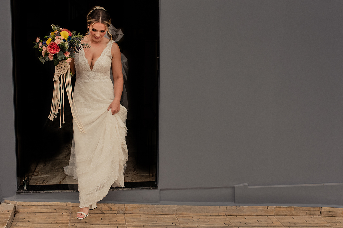 Noiva indo a pe para o carro da cerimonia.