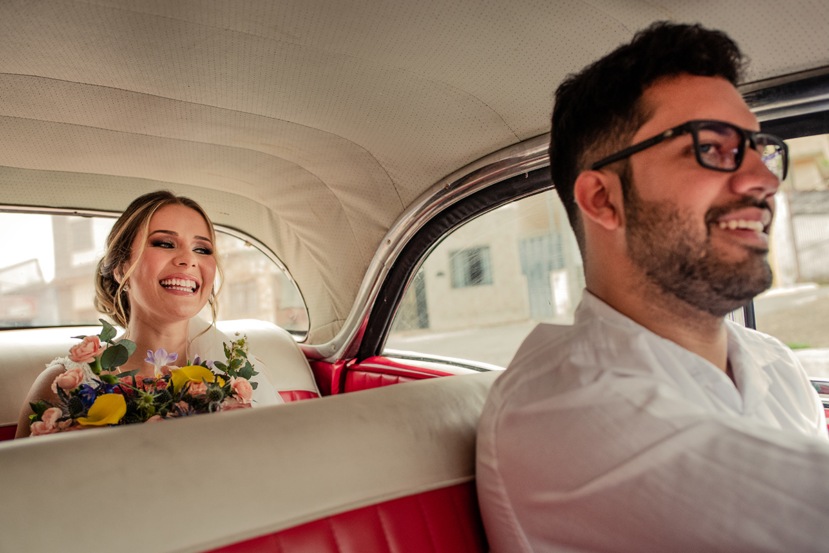 Noiva indo de carro antigo para casamento.