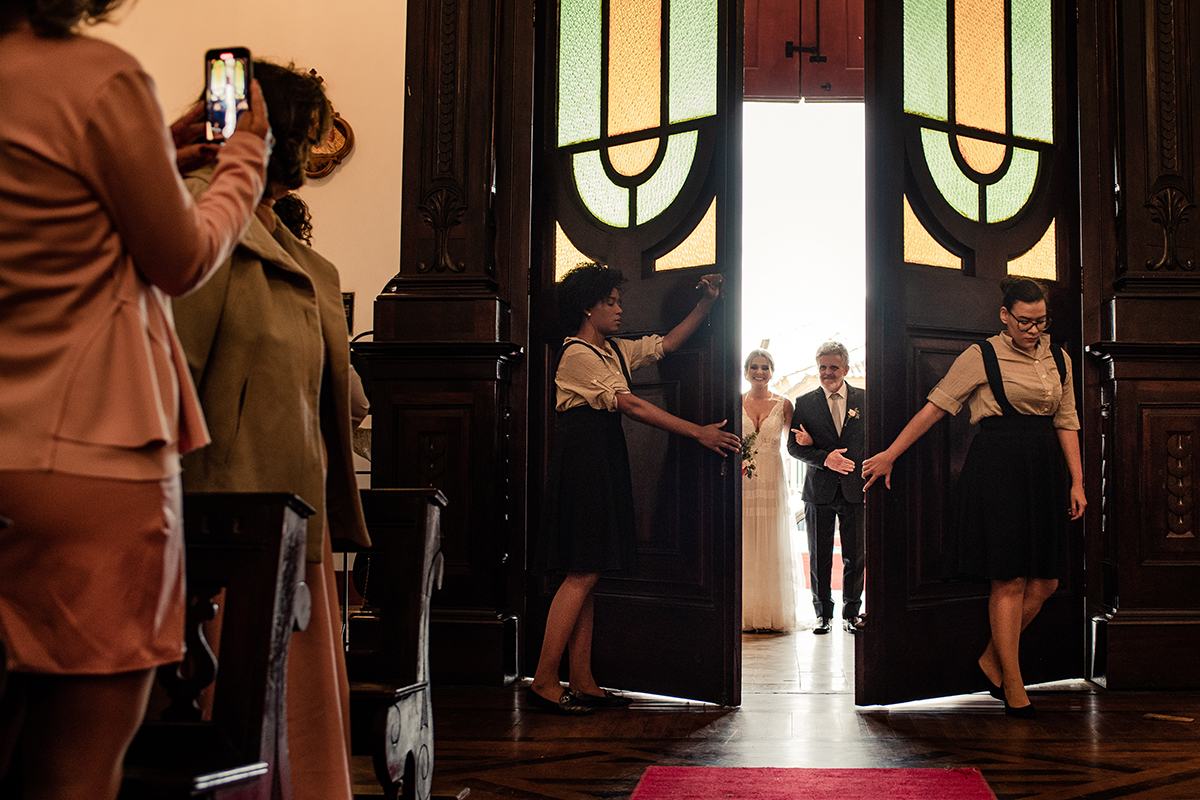 Porta abrindo parar a noiva entrar no casamento em São João del Rei com seu pai na igreja do Carmo.