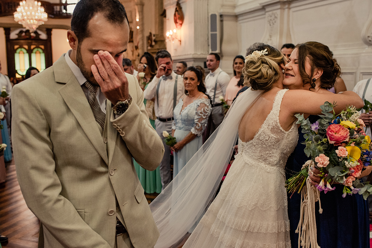 Noivo chorando ao ver a noiva.
