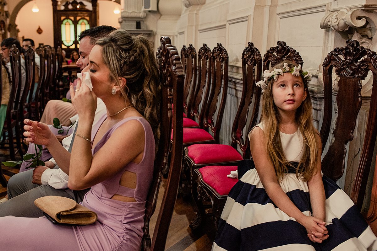 Madrinhas chorando no casamento da sua amiga.