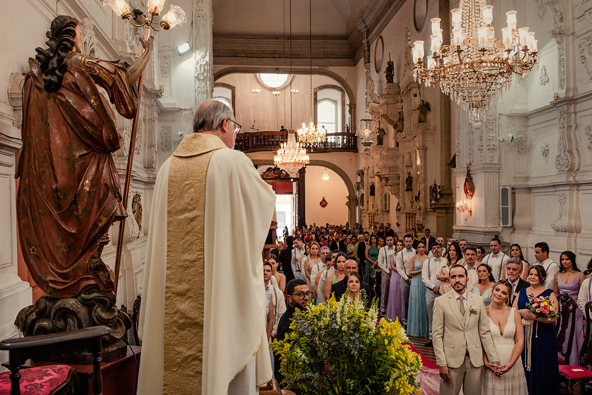 Cerimonia de casamento em Sao Joao del Rei Tiradentes na igreja durante o dia pelo padre Bitar.
