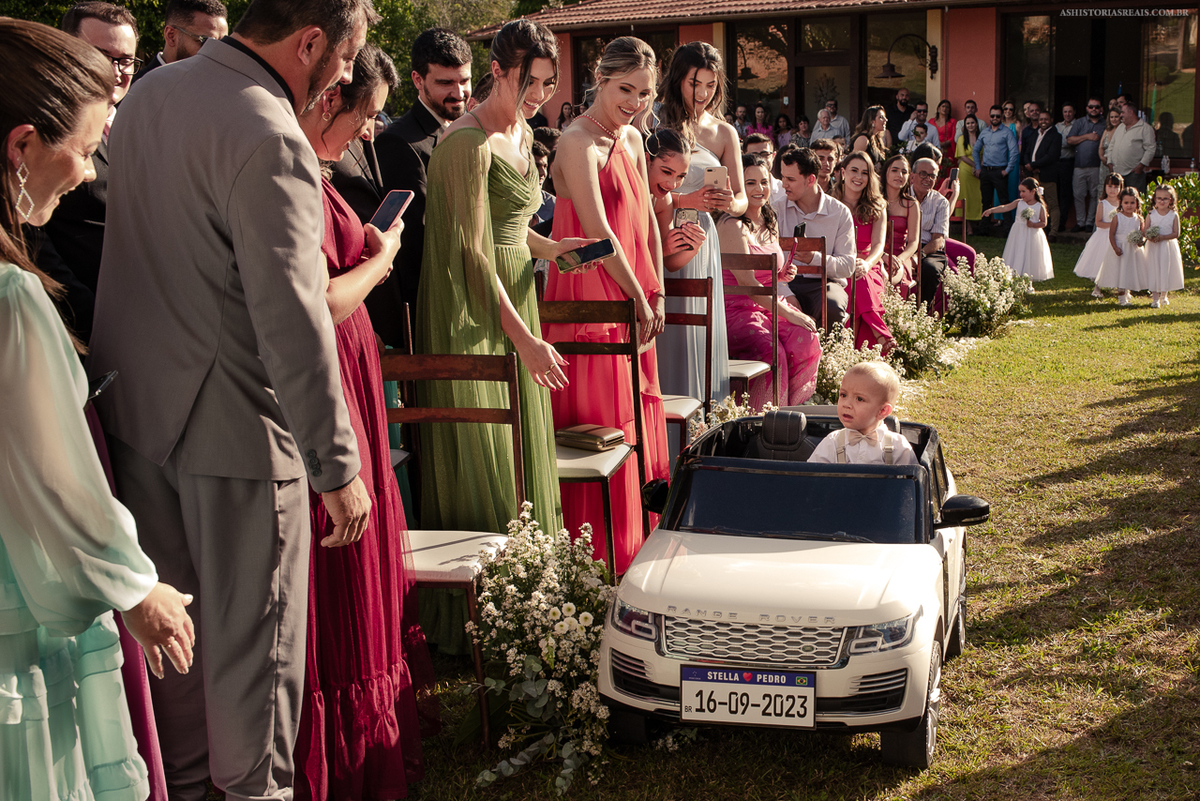 pajen entrando no carrinho do controle remoto.