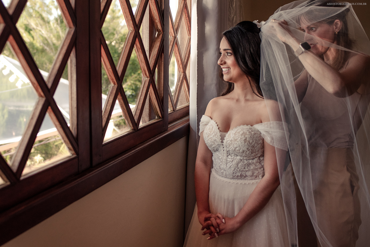Noiva no lagos de minas casamento ao ar livre no gramado da pousada.