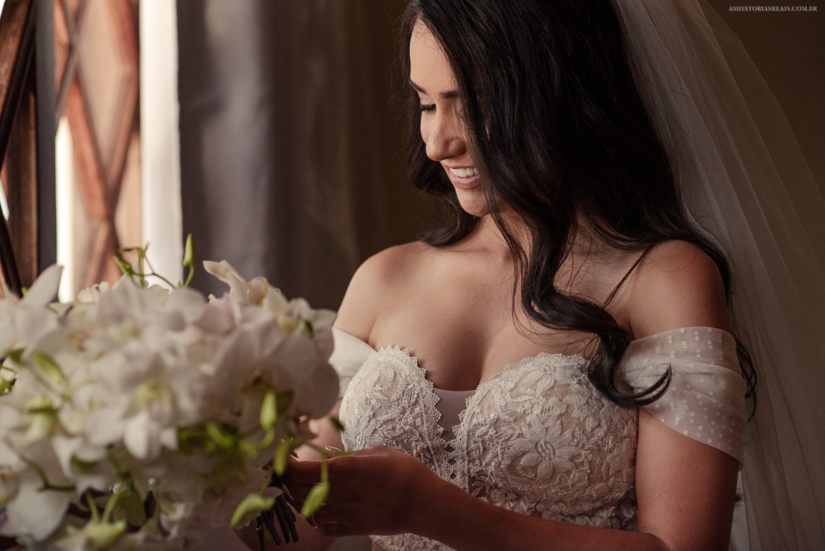 buque branco de orquideas de noiva