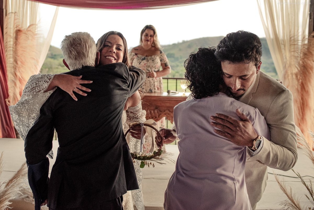 Avós entrando com as alianças no casamento.