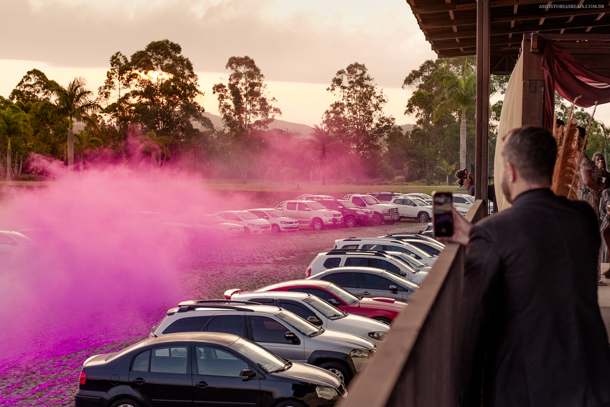 Chá revelação no meio da cerimonia de casamento em Tiradentes.