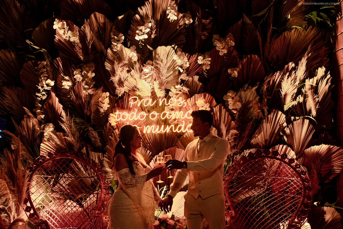 Painel pra foto com led e letreiro para nos todo amor do mundo.