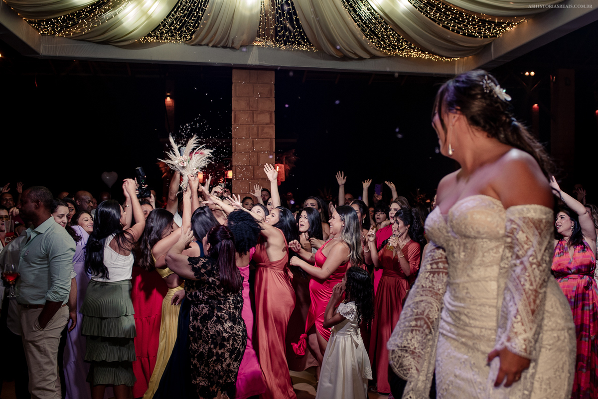 Noiva jogando buque de capim no casamento.