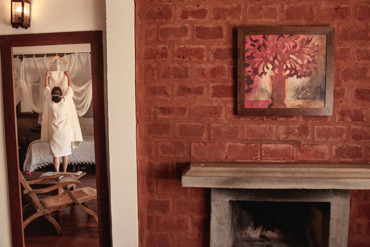 noiva se arrumando no quarto da noiva na pousada brisa da serra em tiradentes.