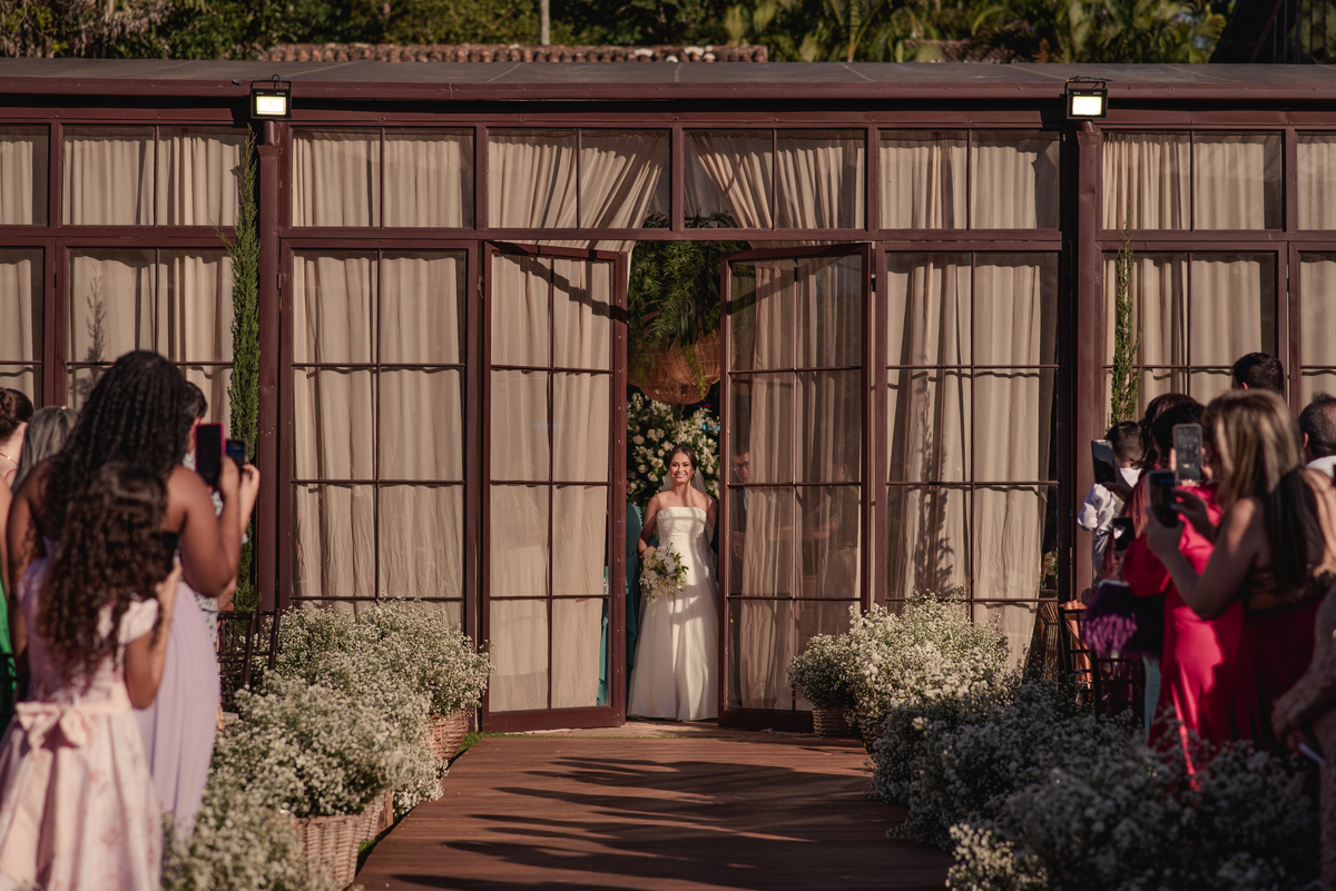 Entrada da noiva no casamento na pousada brisa da serra em Tiradentes MInas Gerais no pe da serra São José.
