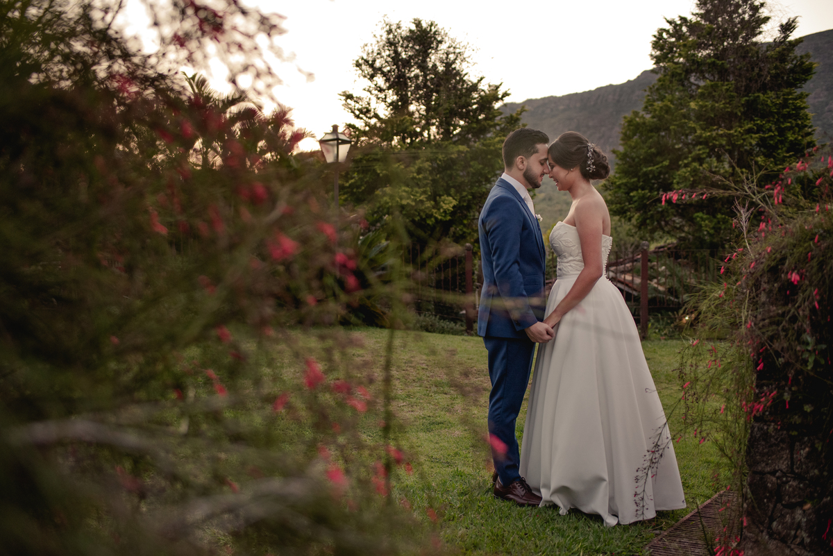 Ensaio de casal no pe da serra em Tiradentes MG.