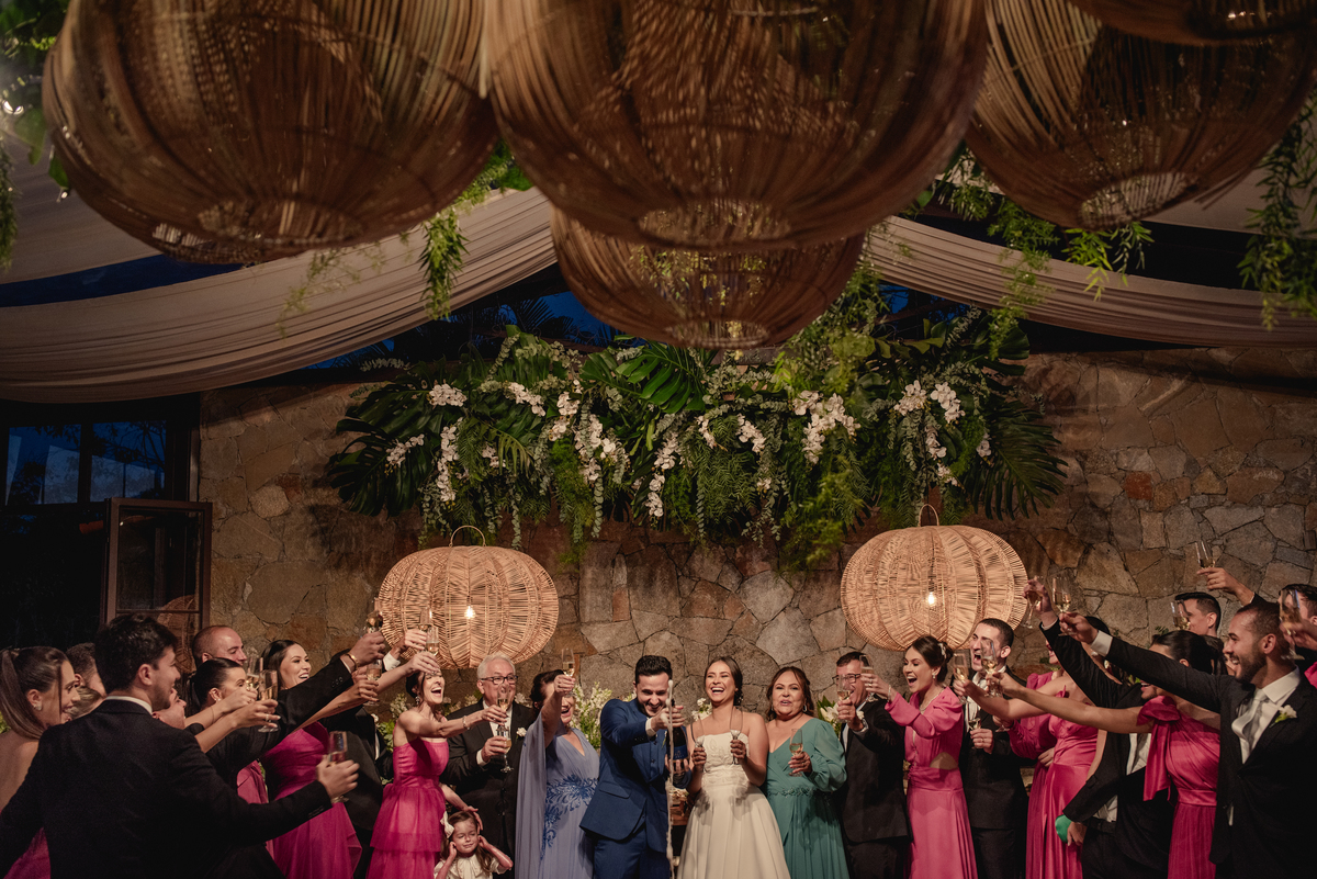 Brinda dos noivos com os padrinhos na festa de casamento na pousada Brisa da Serra.