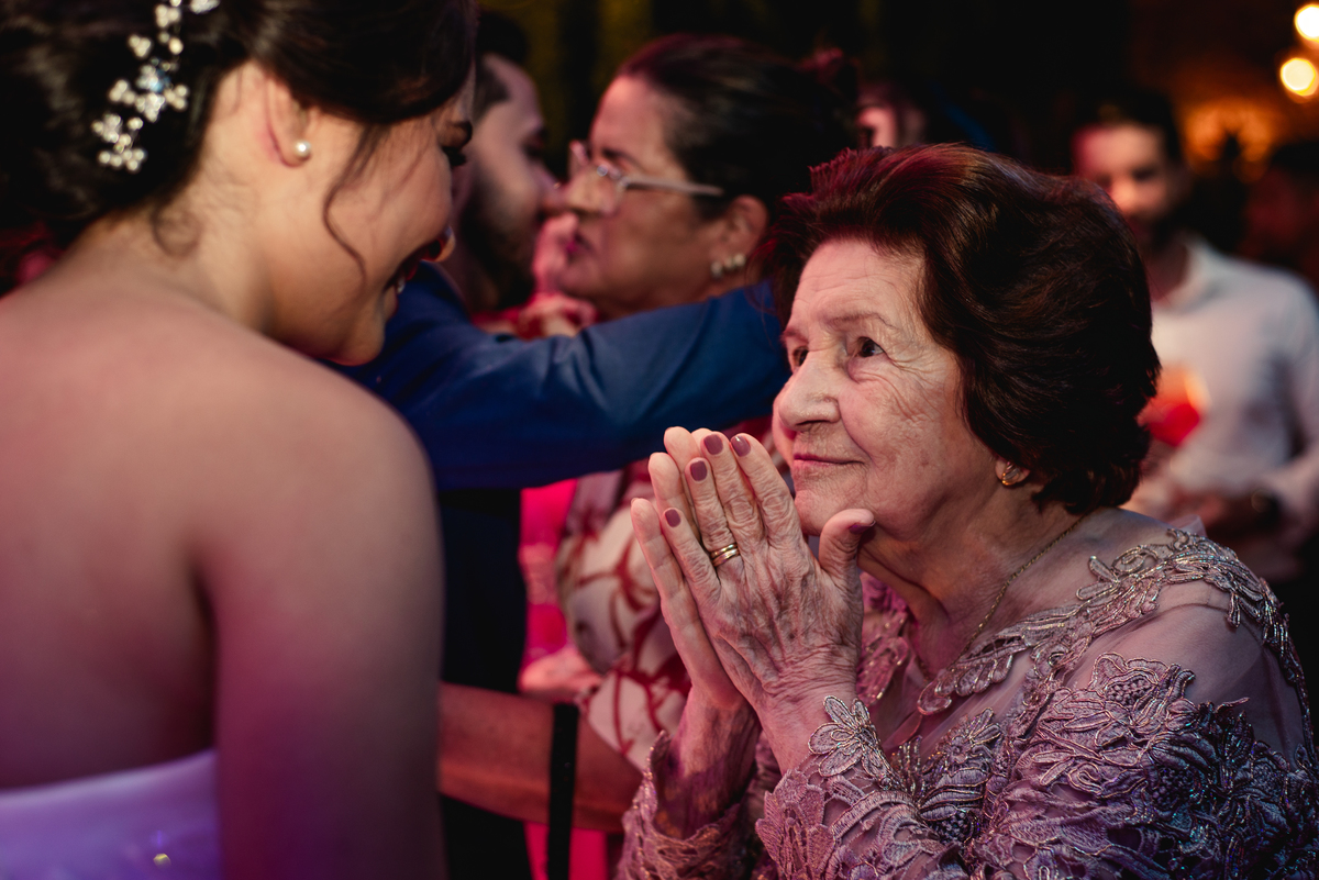 Noiva com sua avó na festa de casamento.