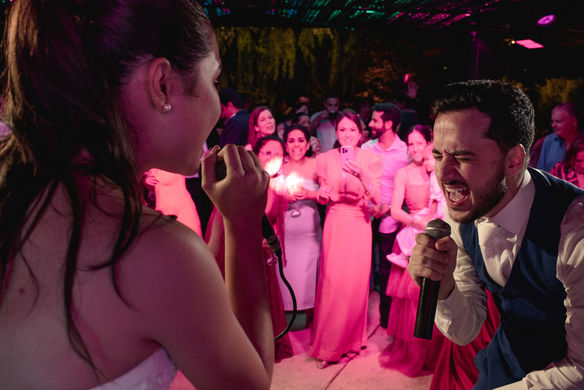 Noiva cantando na festa de casamento.