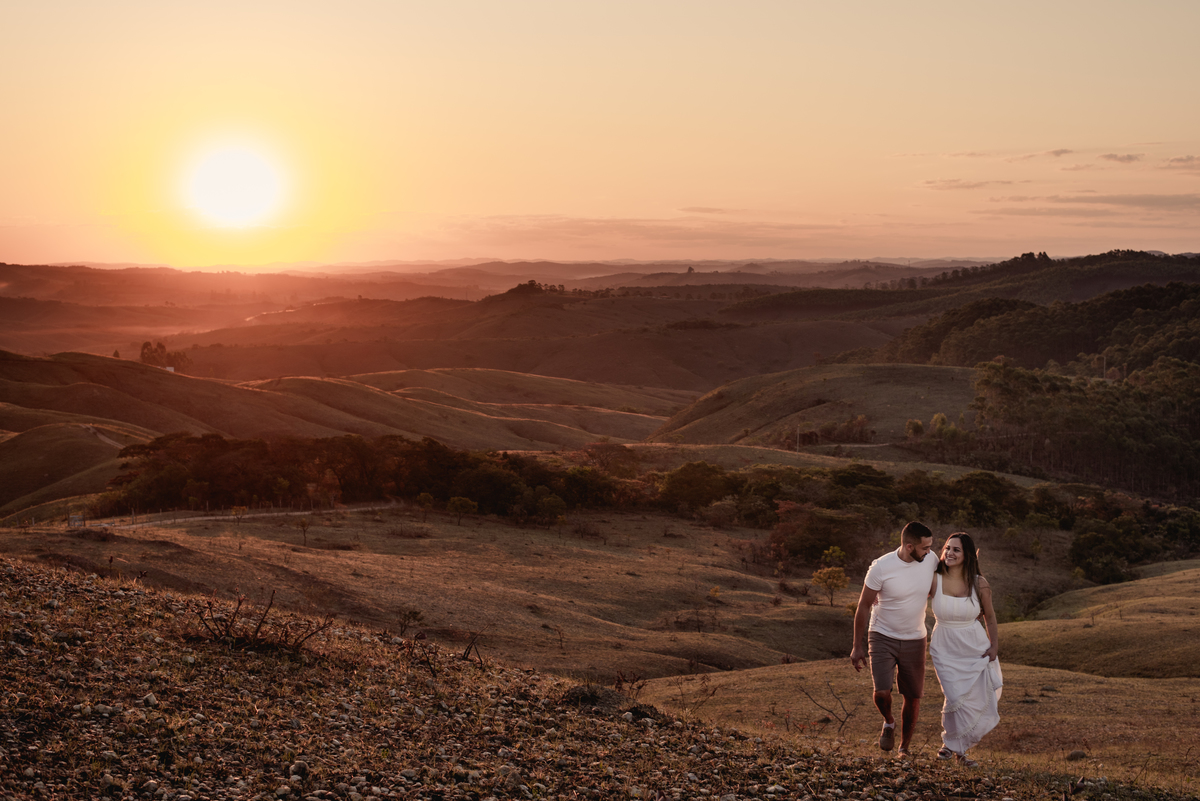 Ensaio pre wedding no por do sol.