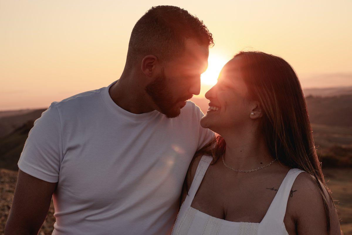 Foto de casamento no por do sol.