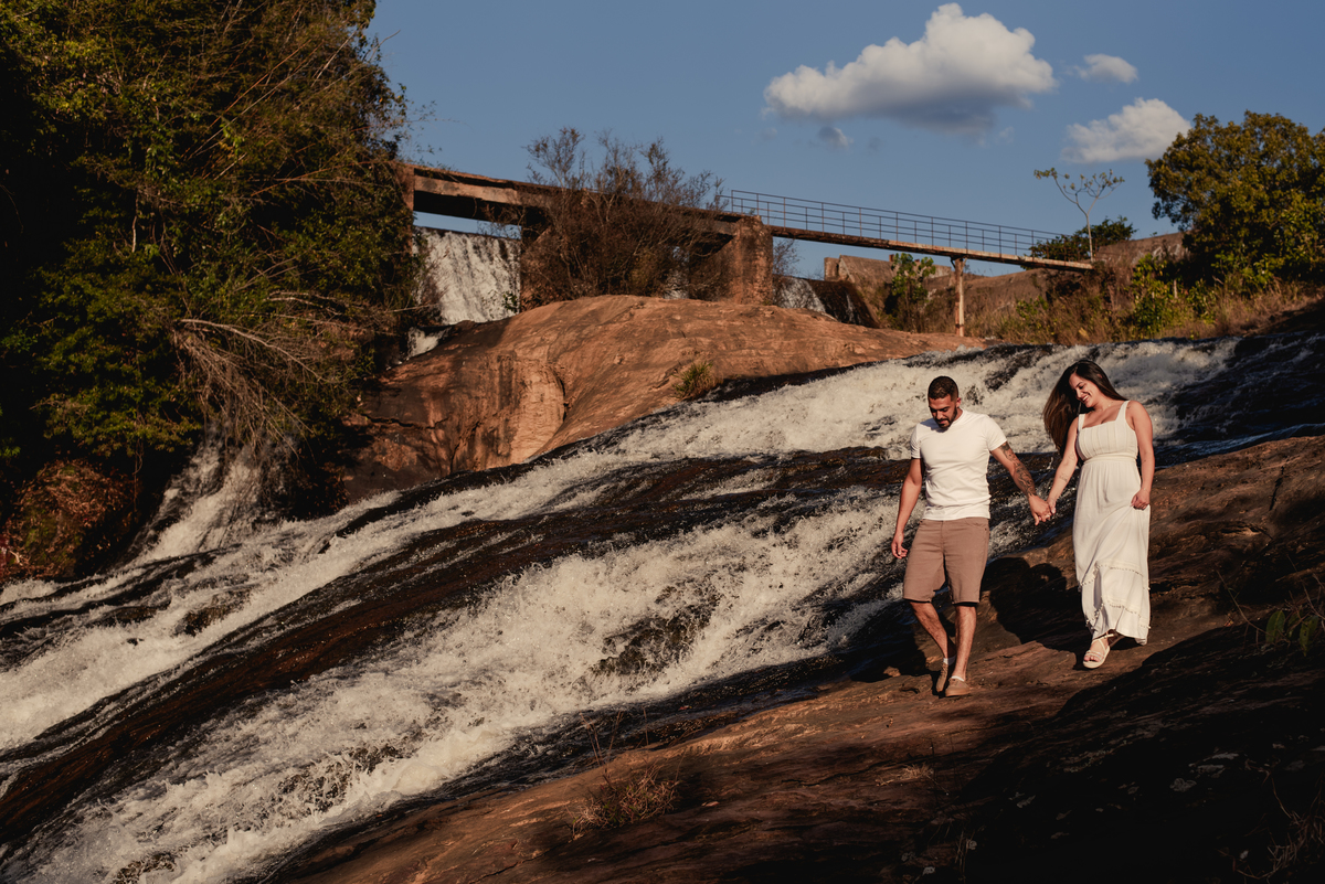 Foto de casamento na cachoeira.
