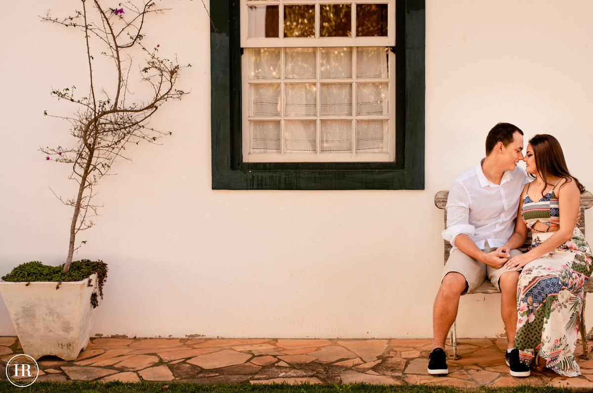 Noivos namorando no banco no ensaio pre wedding em Tiradentes Minas Gerais.