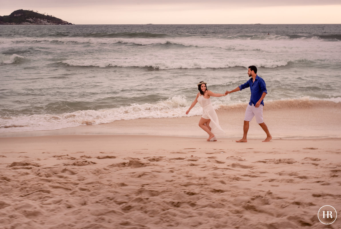 Praia da Barra, fotos com o casal correndo na areia.